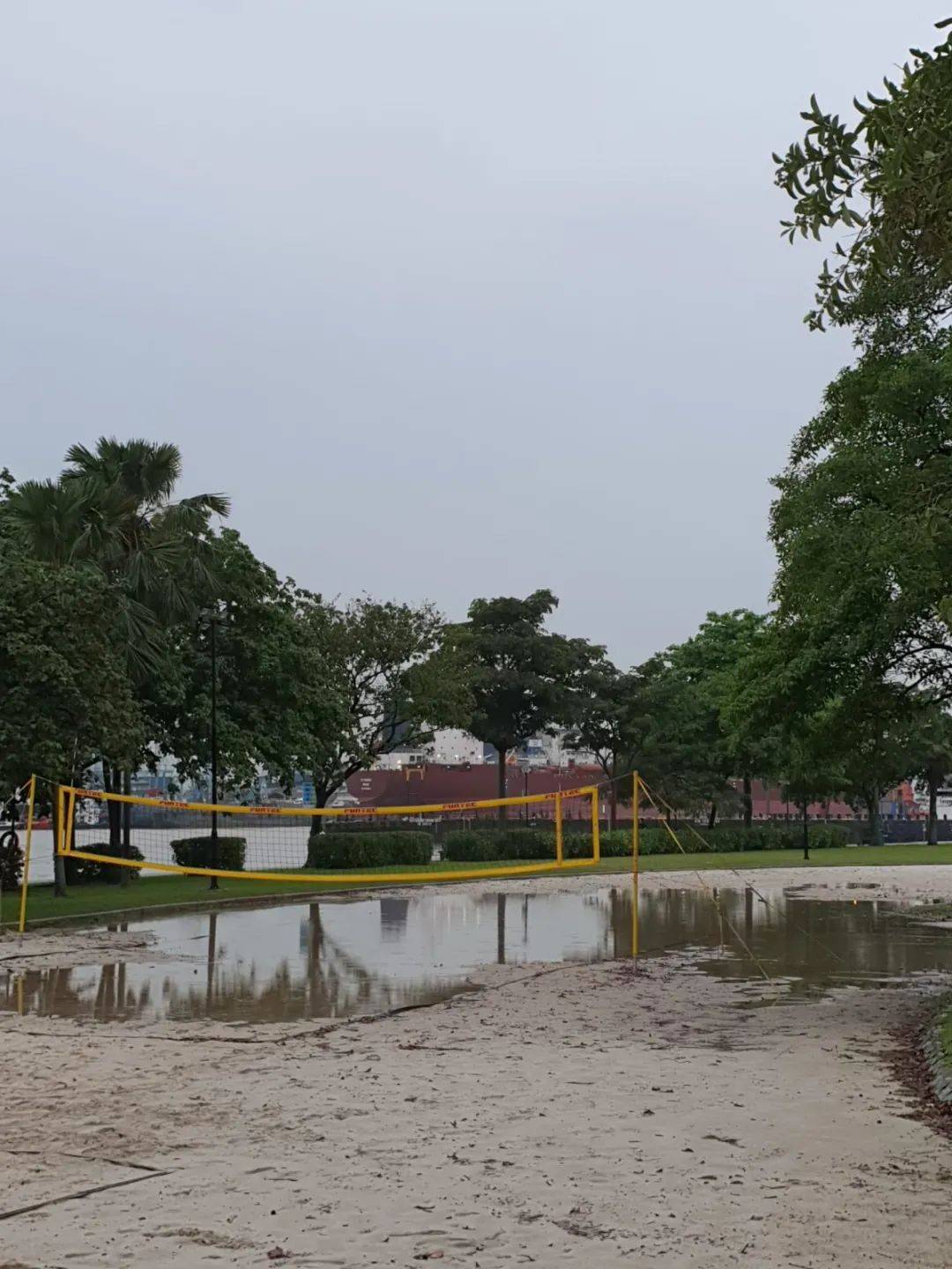 昨天!新加坡遭40年来最强暴雨袭击,全岛多处被洪水淹没,驾车犹如水中行船