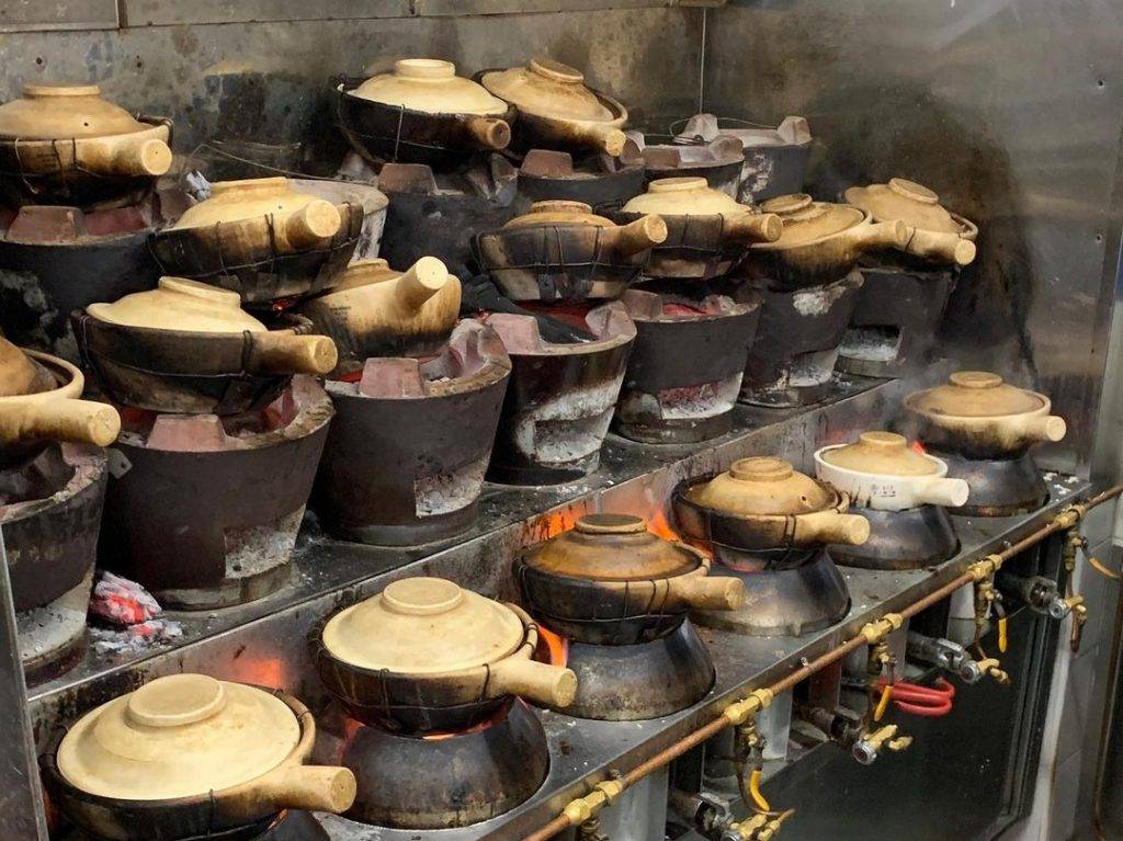 米其林必比登推介🌟牛車水排隊美食“聯合本記煲飯”🔥傳統炭爐烹制、豐富配料，每天人龍不斷👣