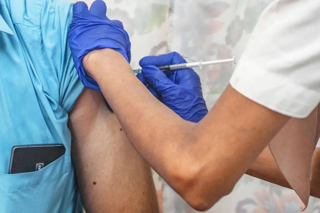 新加坡医院惊现5人感染群!护士、客工同时打疫苗后相继确诊!辉瑞和莫德纳怎么了