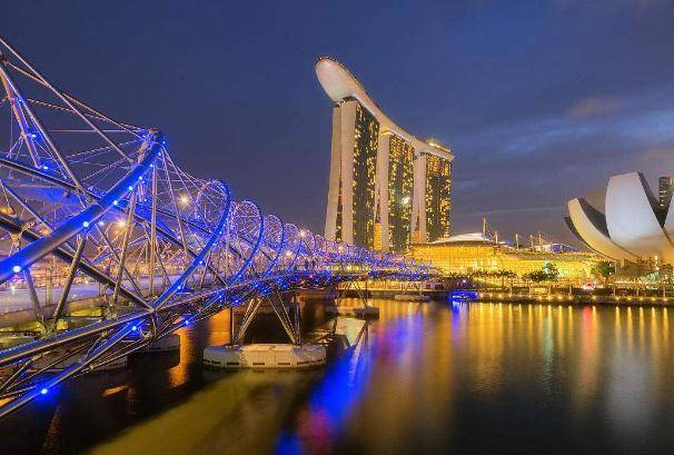 去圣淘沙岛旅游，不管是白天还是夜晚，都可以体会到它的魅力