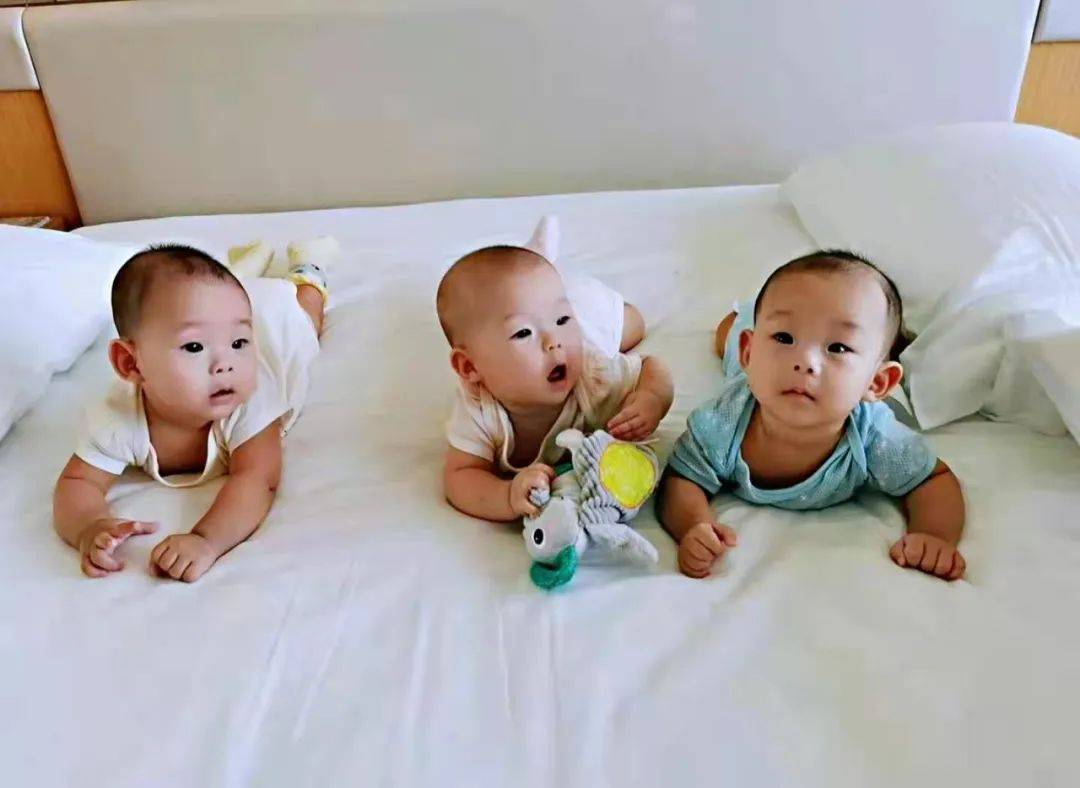 “3000万分之一的幸运!我成为了新加坡龙凤3胞胎的妈妈!”