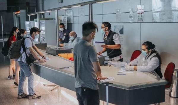 長堤通不過 還是有路走 “留在這裏，拼了！”