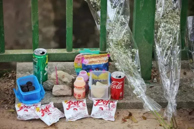 实拍!新加坡11岁遇害双胞胎火化,仅姐姐现身送最后一程