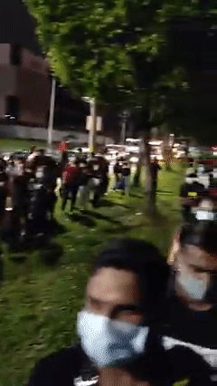 这辆载着中国乘客的车,强行闯边境、撞倒大士关卡!实拍,周末无数新加坡人涌向新山