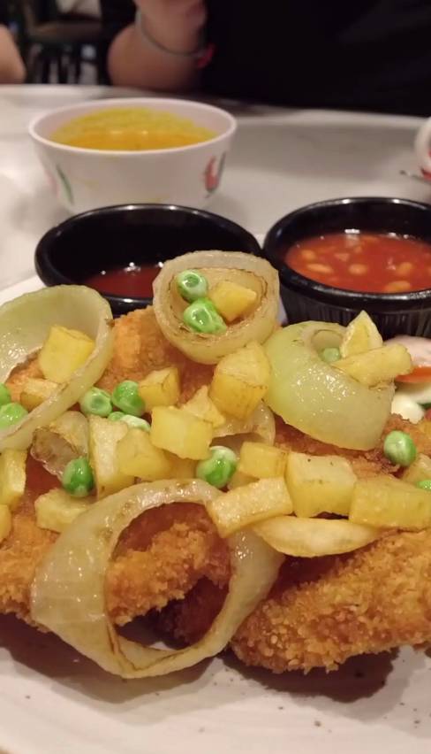 一站吃遍古早海南味:报纸咖喱饭,香酥烤猪排,招牌羊肉煲!人均$15吃到撑