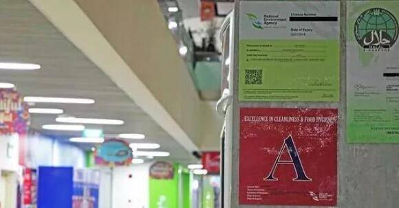 新加坡食阁小贩洗手盆里洗拖把,被发现后大骂拍照网友