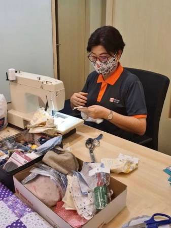 熱心護士縫口罩 爲病患籌獲逾萬