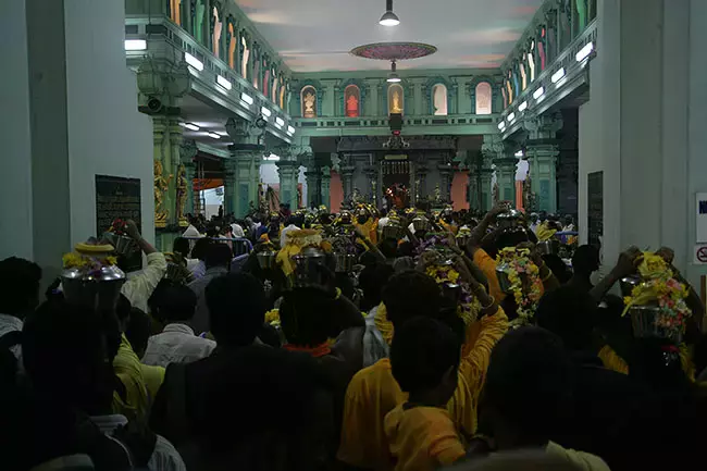 頭頂牛奶、鋼針刺入身體 ... 李總理說這個新加坡節日,今年不一樣