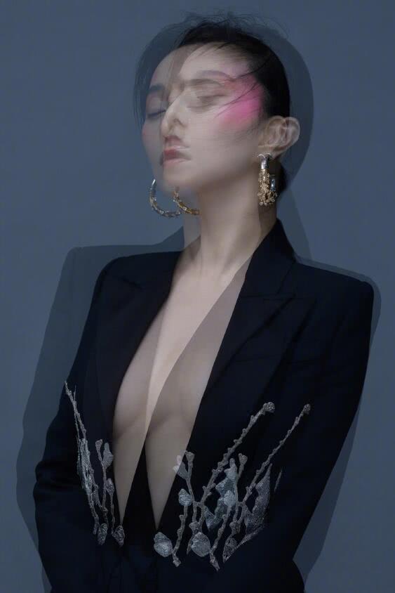 范冰冰为复出也是拼了!罕见大尺度登新加坡杂志,好身材太劲爆