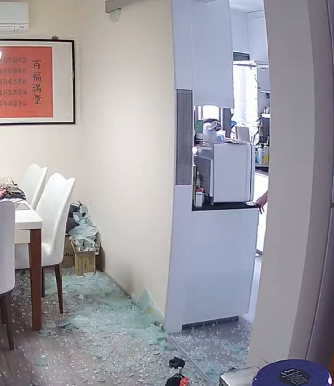 家里的玻璃门突然自爆!天气太热,新加坡用这个东西要小心