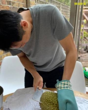 老婆吐槽:贵过和牛!伦敦砸钱买猫山王 陈哲艺边吃边想哭