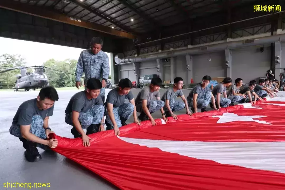 飒出天際！新加坡國慶戰鬥機飛行表演首次由女飛行員任隊長 ！ 共3.75噸重三面巨型國旗繞島飛