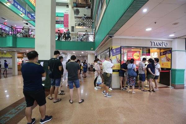 珠宝行结业促销  店未开 见人龙买金 