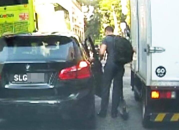 来新加坡的歪果仁现在都这么屌！一言不合掐著司机就要拉出来揍