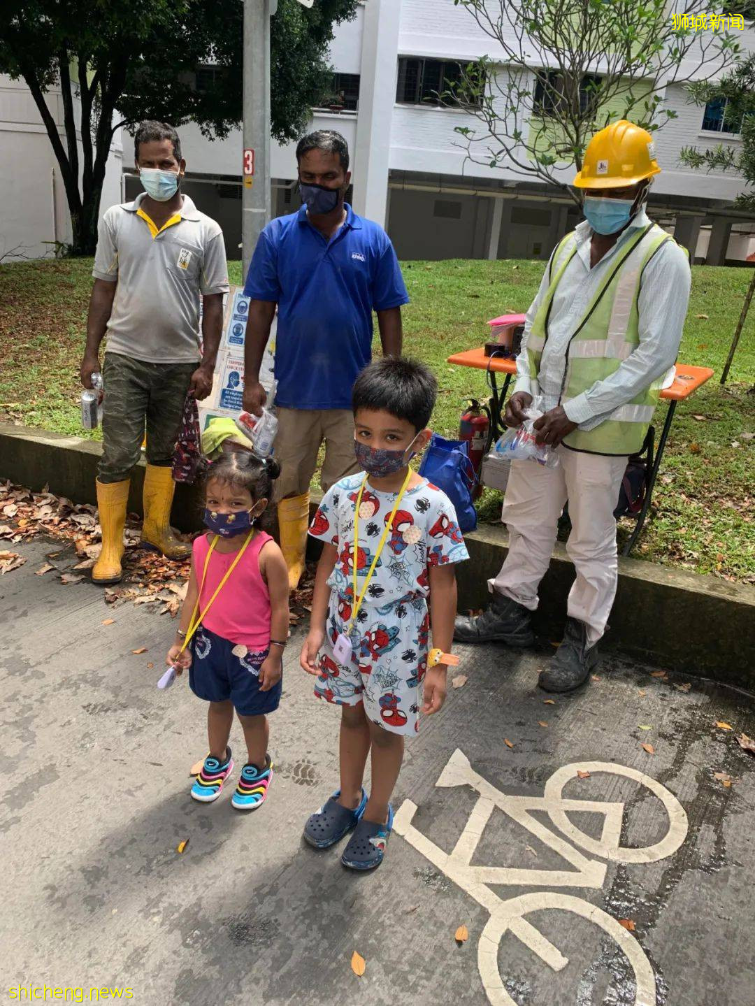 感動！新加坡4歲男孩用零花錢，送100份愛心包給客工