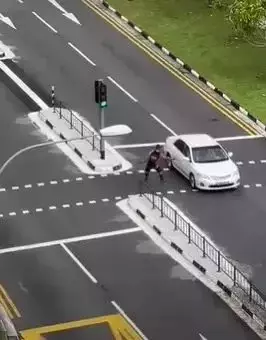 新加坡男子在克拉码头随机被砍!头顶两刀、满身是血,场面骇人