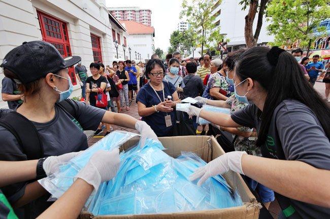 建材公司派3万口罩 狮城民众排长龙