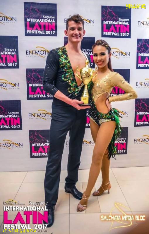 一套定制的服裝有多美？新加坡姐妹藝術時裝店打造專屬你的美!