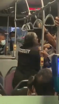 新加坡巴士“雙雄互毆”，揍人者賊像“洪金寶”