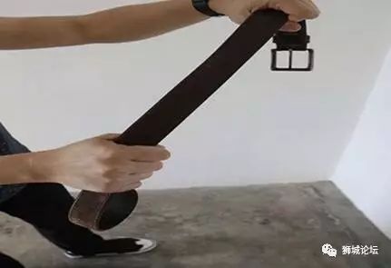 新加坡变态暴力男，居然用皮带抽死女友，这刑也实在判太轻了