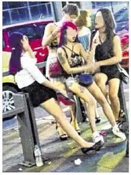 新加坡警察突袭7间按摩店,店内装潢曝光!两妇女因卖淫被捕