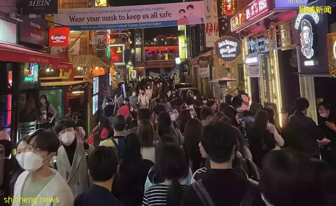 韩国失控!“共存”45天后紧急叫停!新加坡现24例奥密克戎,张文宏预测明年恢复正常生活