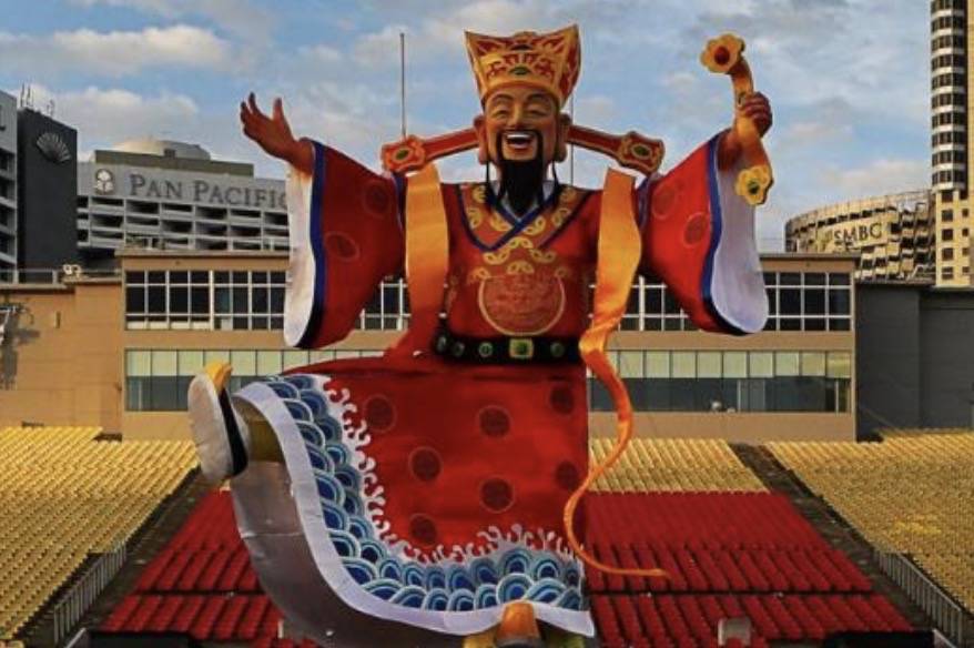 新加坡總理李顯龍魔性拜年視頻火了！各部長花式拜年，竟有財神爺上門討債