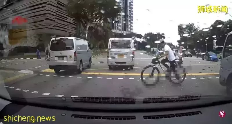 网上流传危险过马路视频 脚踏车载童闯红灯 2男繁忙车道穿梭