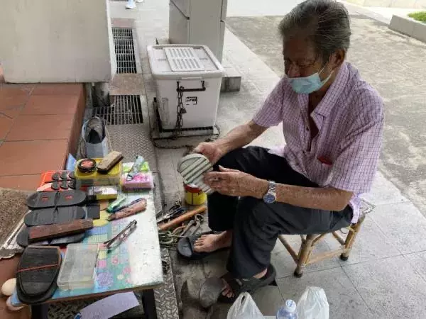 一把補鞋刀撐起一頭家 老鞋匠堅守傳統行業