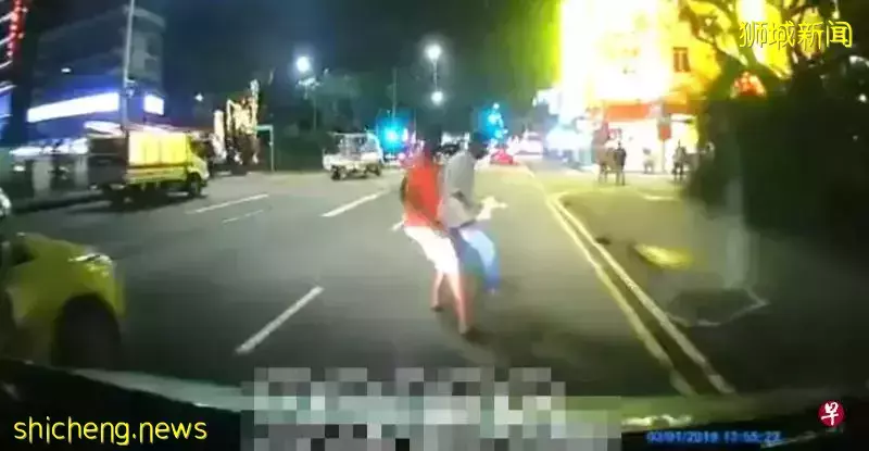 网上流传危险过马路视频  脚踏车载童闯红灯 2男繁忙车道穿梭