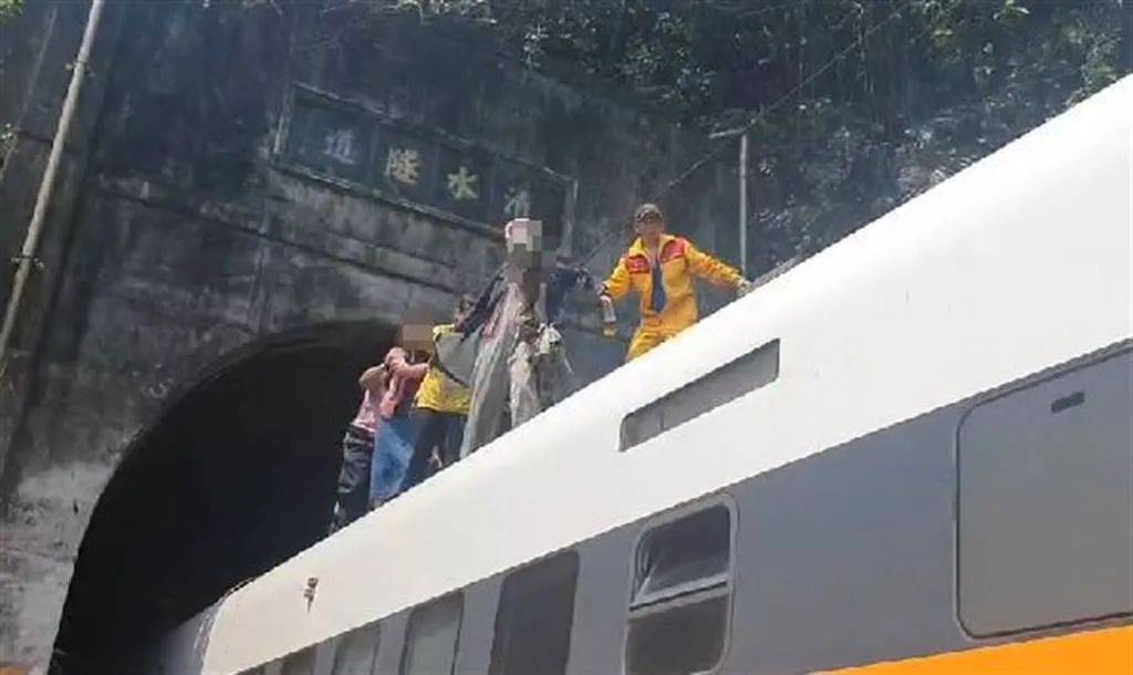 突發！台灣列車出軌50人死亡！車廂畫面曝光，新加坡緊急慰問
