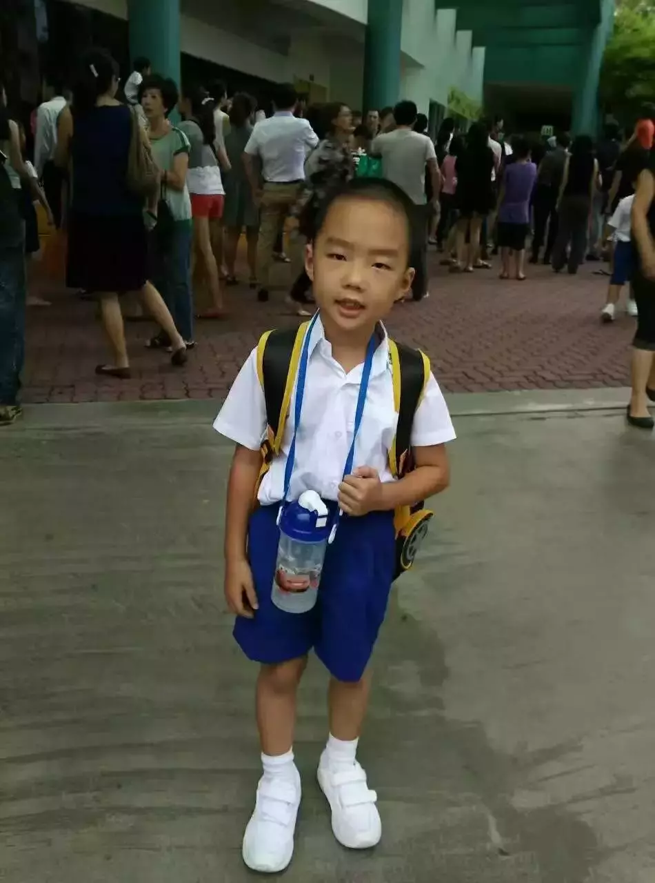 刷屏！新加坡一年一度開學大戲上演！好多家長和孩子淩晨4點就醒了