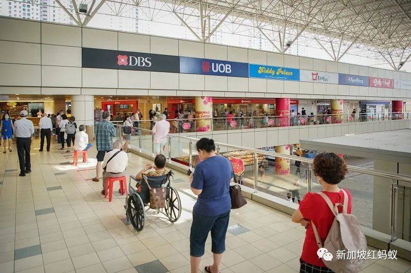 春節前，新加坡華人年複一年總得跟新鈔票來一場“你追我逐”