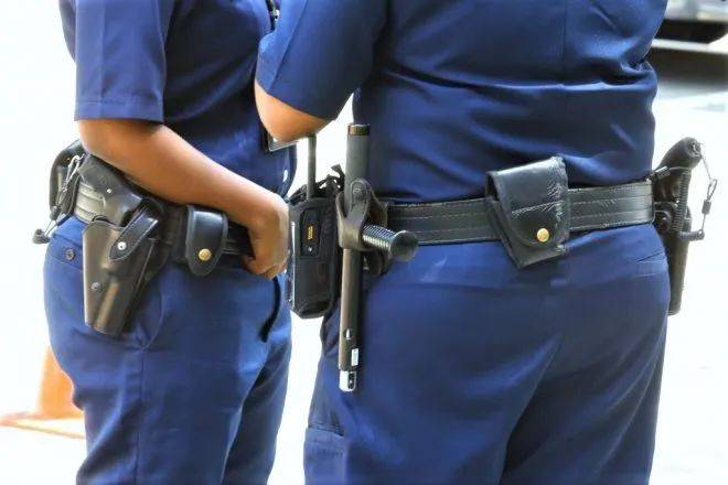 “警察打人了!?” 实拍一女子在新加坡被5个警察包围