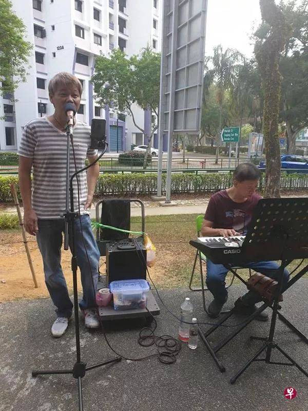 街头歌手被嫌“歌太老”，还被逼到别处唱
