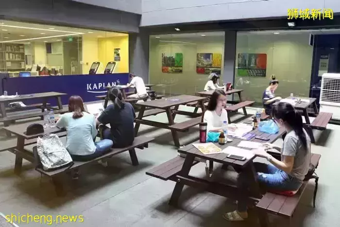 在新加坡上學，拿歐美名牌大學文憑