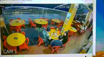 老妹儿怎么还为抢男友争风吃醋?为此两女子在新加坡上演全武行