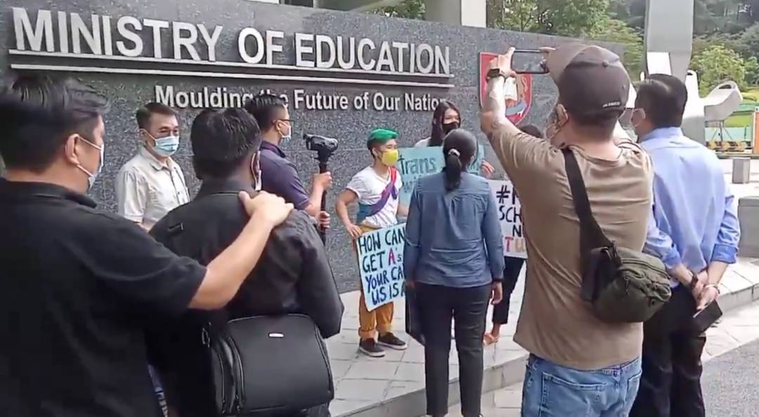 新加坡教育部門口驚現一批學生舉牌示威!學校裏到底發生什麽事