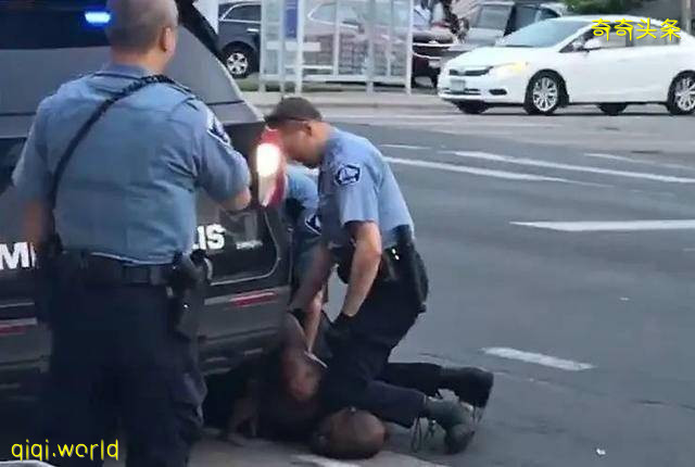 特朗普和美國州長電話會議錄音：全世界都在笑話我們!