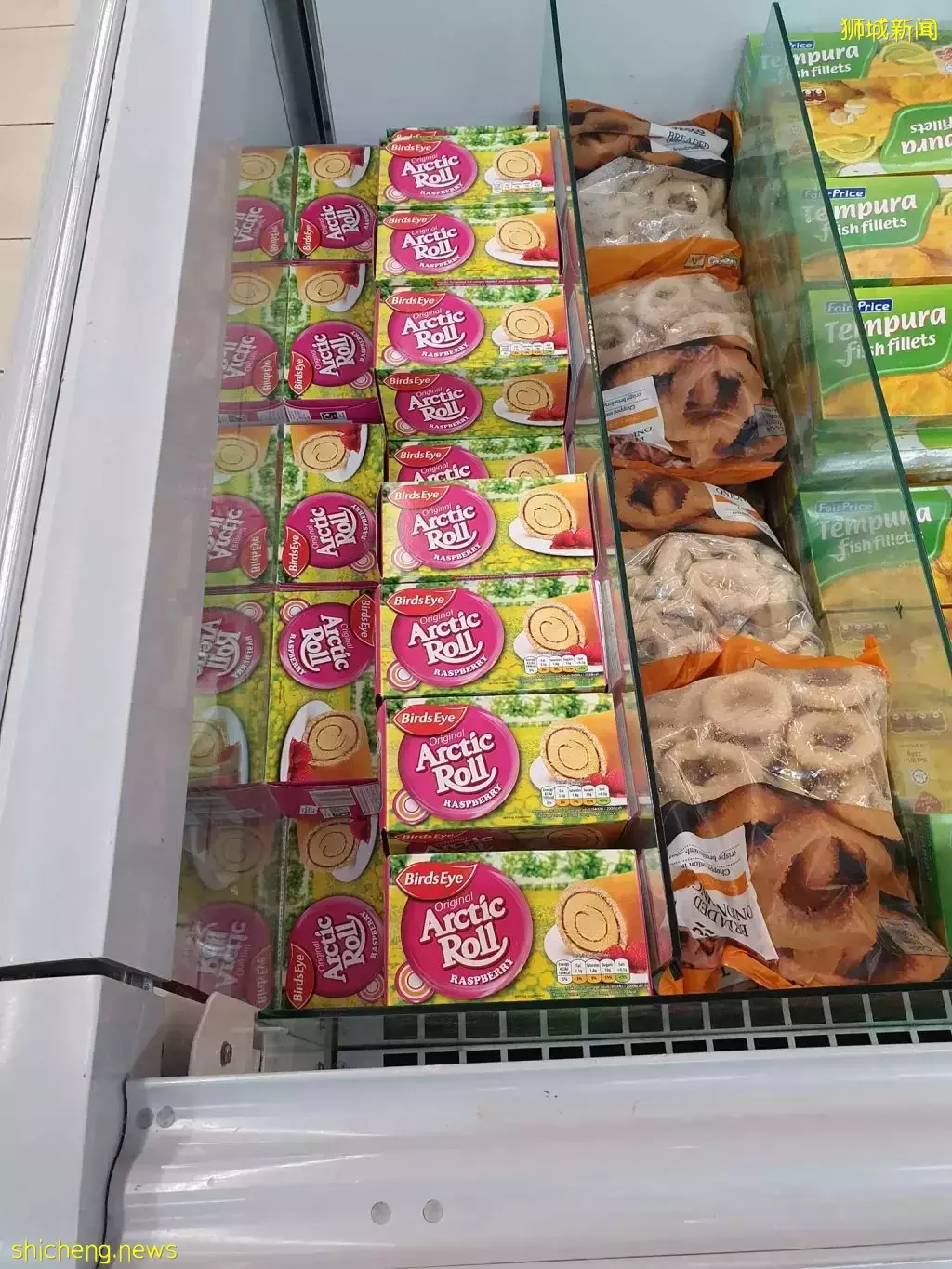 古早味蛋糕卷Arctic Roll，现可在NTUC FairPrice买到😍海绵蛋糕+覆盆子酱+香草冰淇淋，味道很上头