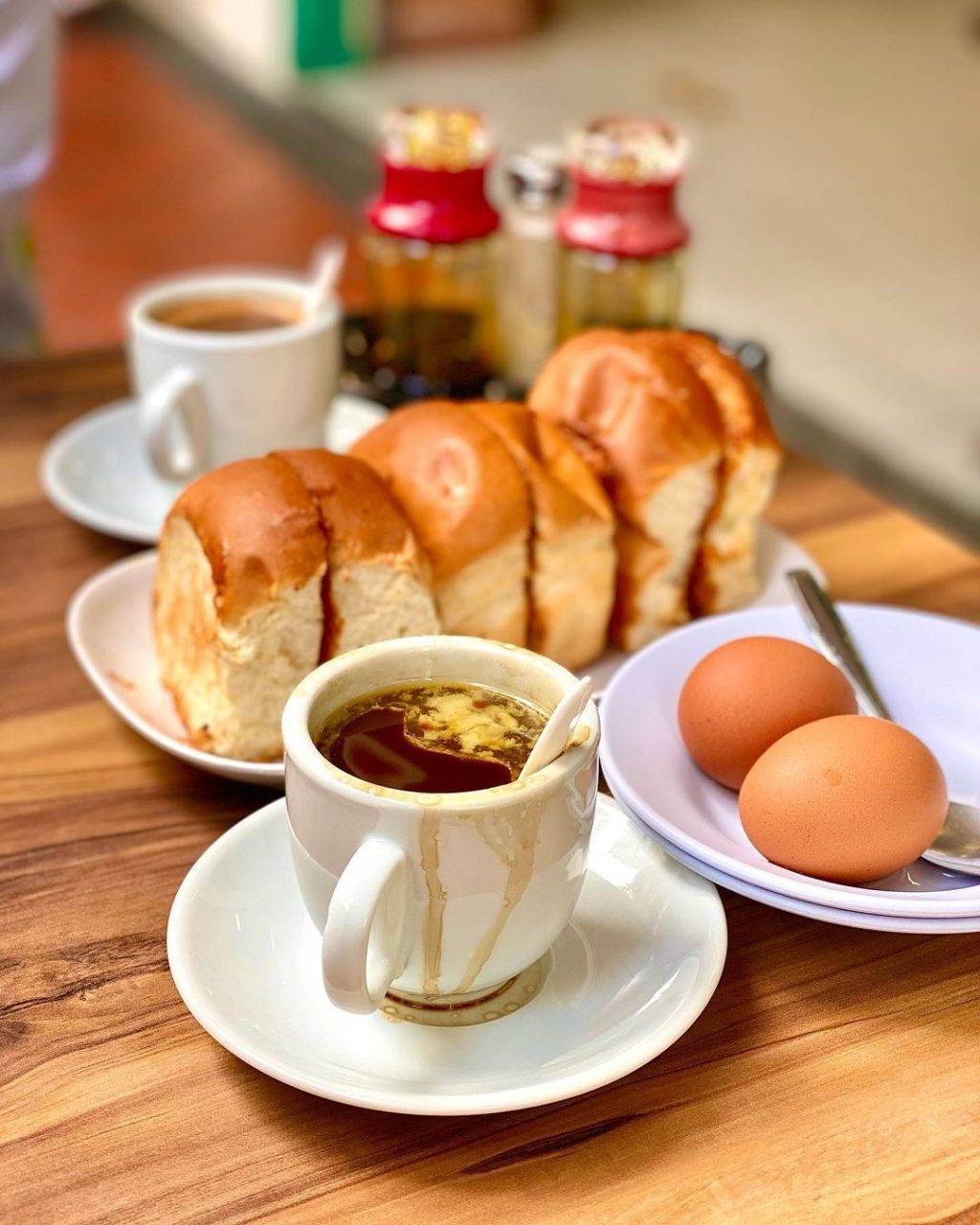 老字號古早味💯 新加坡經典咖啡店盤點！手工沖泡咖啡、炭烤面包飄散濃濃南洋風味😋 樸實版國民早餐