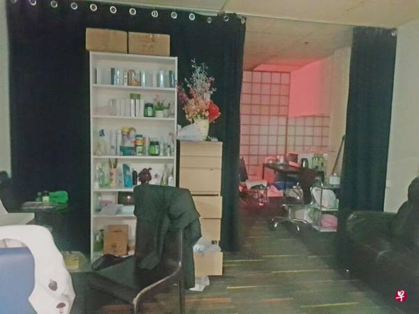 牛车水珍珠大厦暗藏春色 艳女遇警突击弃店逃