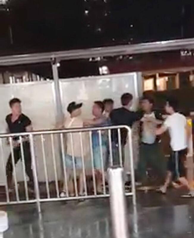 3大漢巴刹外 上演鐵公雞