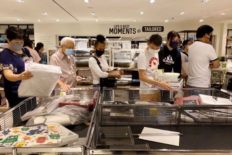 实拍!新加坡这家商场被挤爆!网站也刷爆