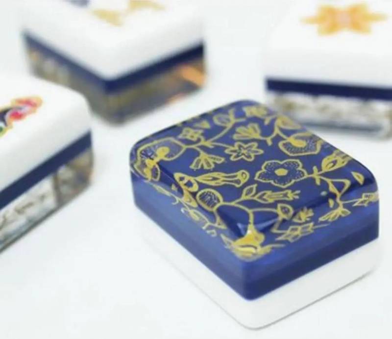 新加坡航空推出限量版“麻将套装”,融合蜡染及飞行设计元素,每套仅需新币338