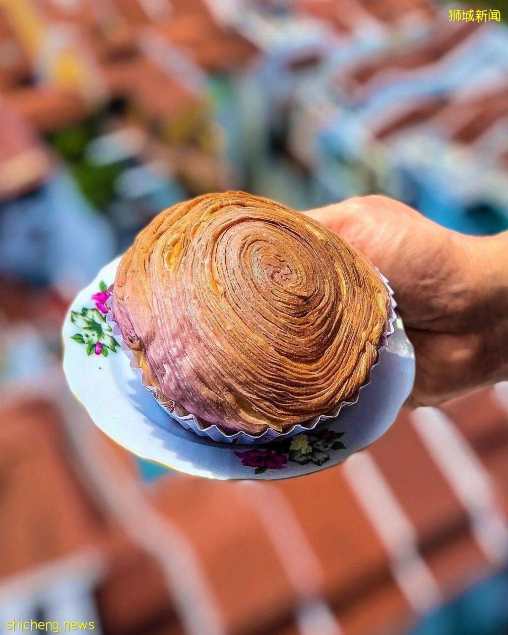 老店铺里的网红芋泥蛋糕卷🤩 浓郁绵密内陷,一口下去包满足!斑斓华夫饼也很上头💯