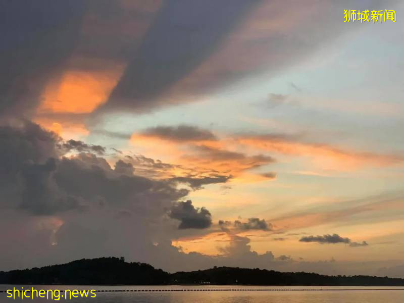 今早,新加坡出现美丽的曙光和彩虹