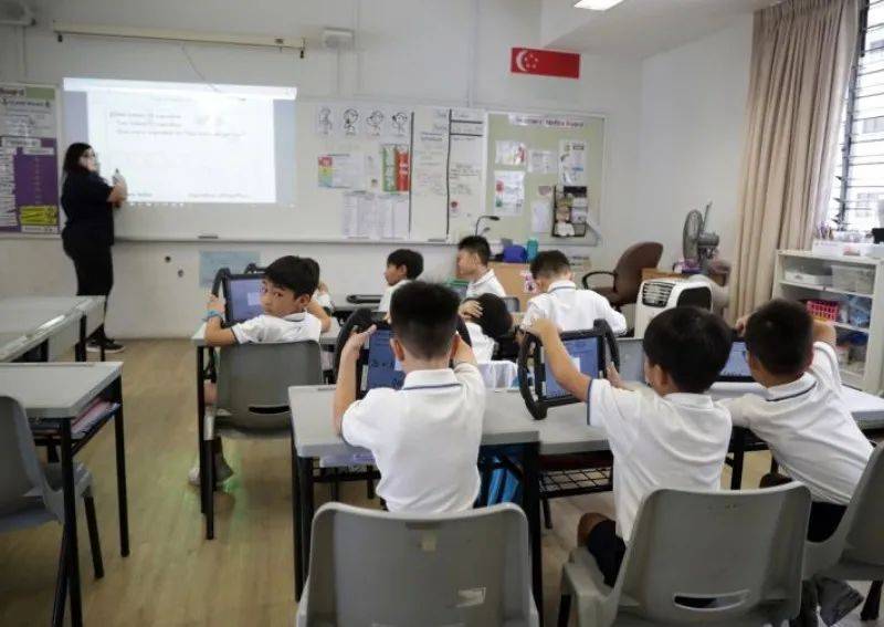 明年6月起，所有中學、初級學院推行在校居家混合學習模式