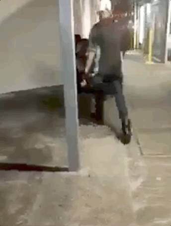 新加坡版“李剛”來了！一男子打人後叫囂：你知道我媽是誰嗎