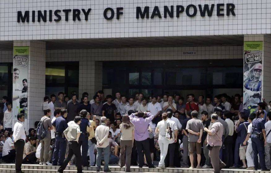 提高本地就业率，新加坡政府都做了什么